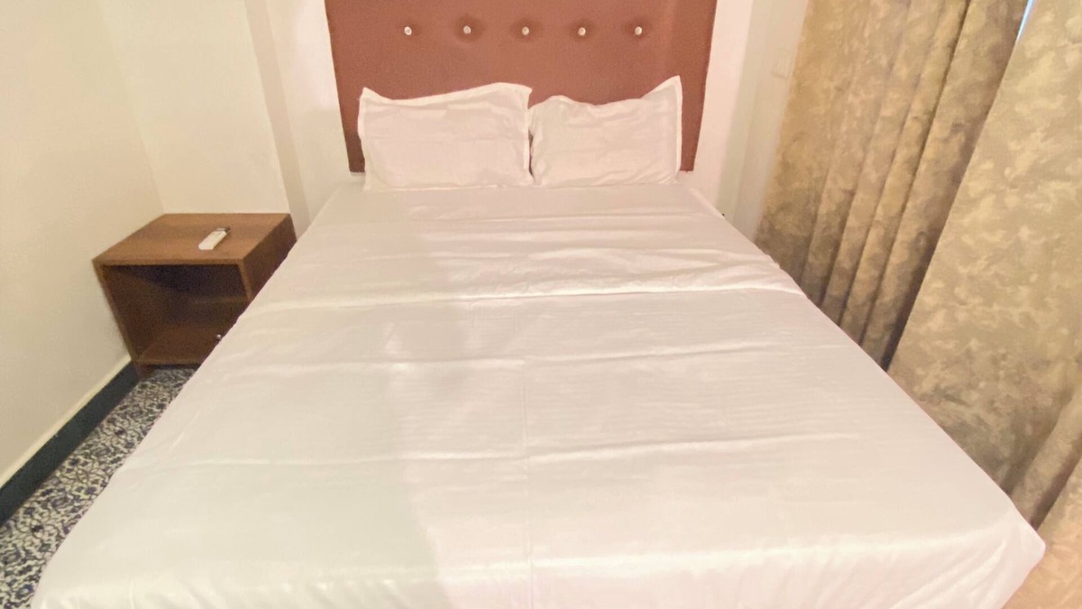 Morjim Hotel | Spacious 6-bedroom beach house in Morjim beach with WiFi, AC, & kitchen sea view