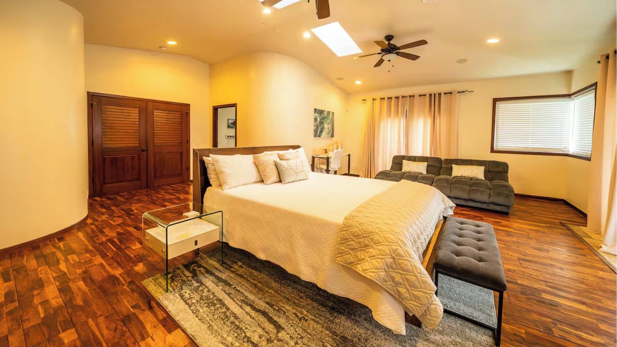 Hauula House | Spacious 6-bedroom beachfront estate with hot tub, AC, near shopping center