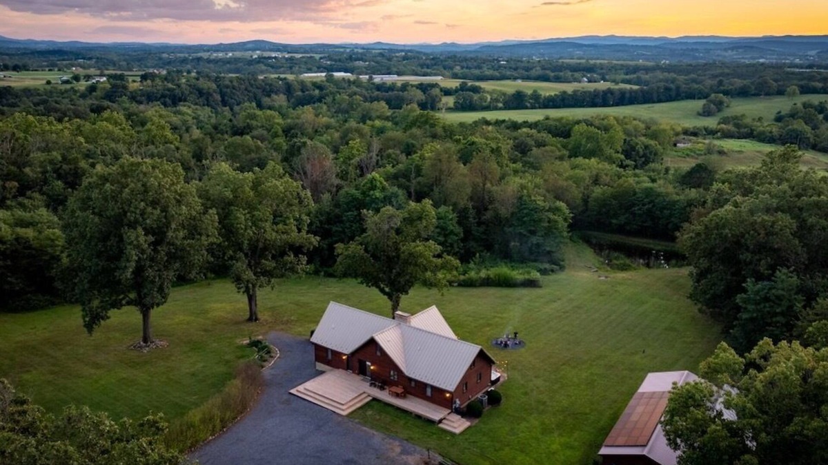 New Market Cabin | Spacious 6-bedroom cabin - Hot Tub - Game Room - Gym - Fire pit - 27 acres
