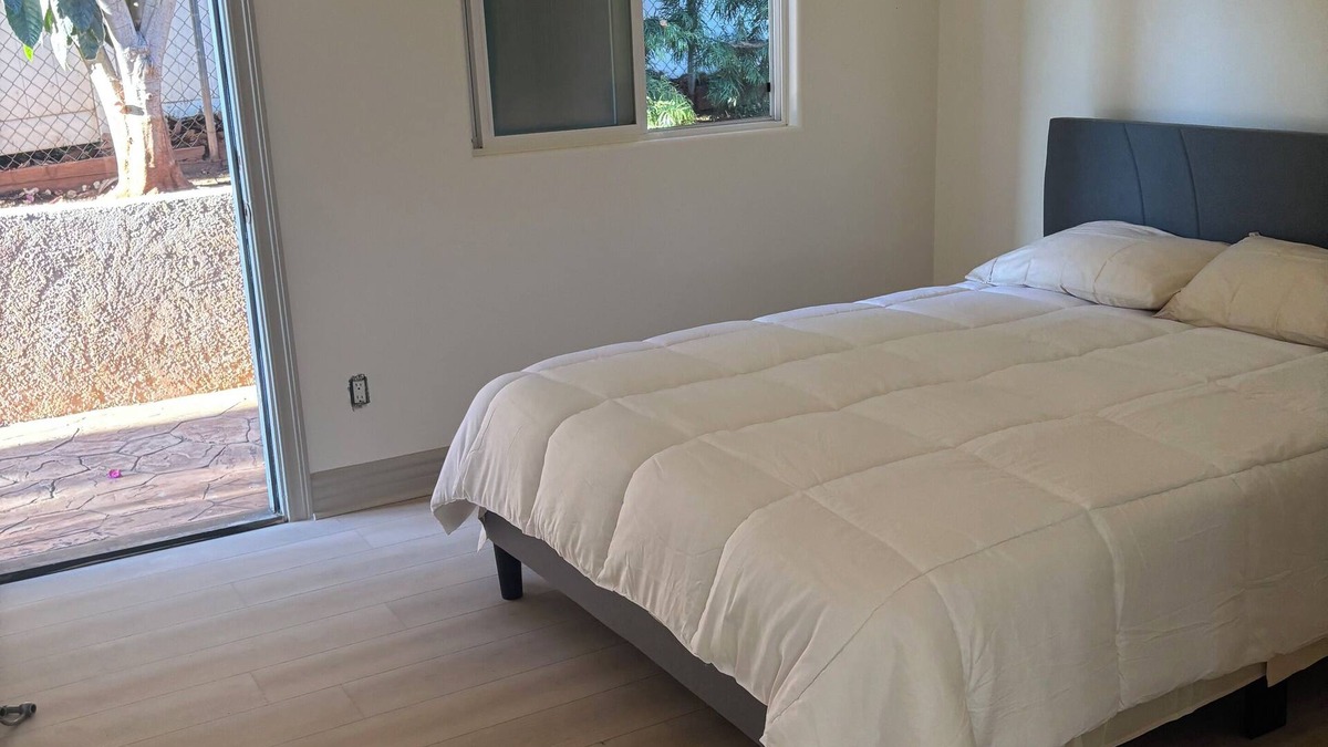 Vista House | Spacious 6-bedroom estate in gorgeous Vista with AC