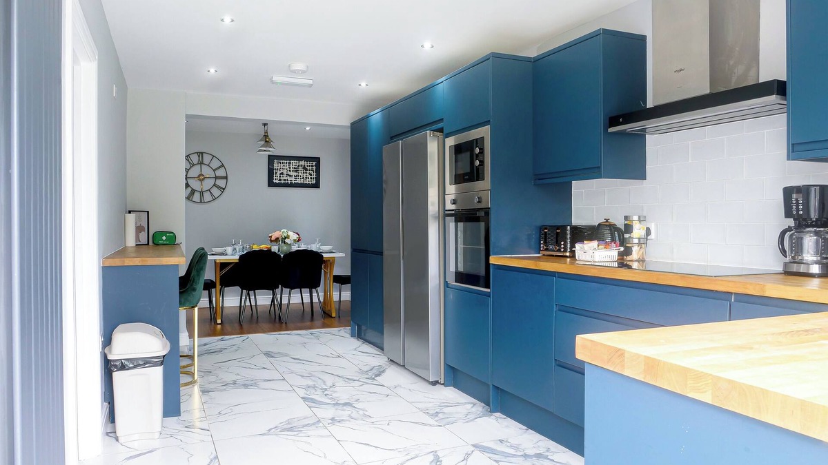 Brampton House | Spacious 6 Bedroom House in Bexleyheath