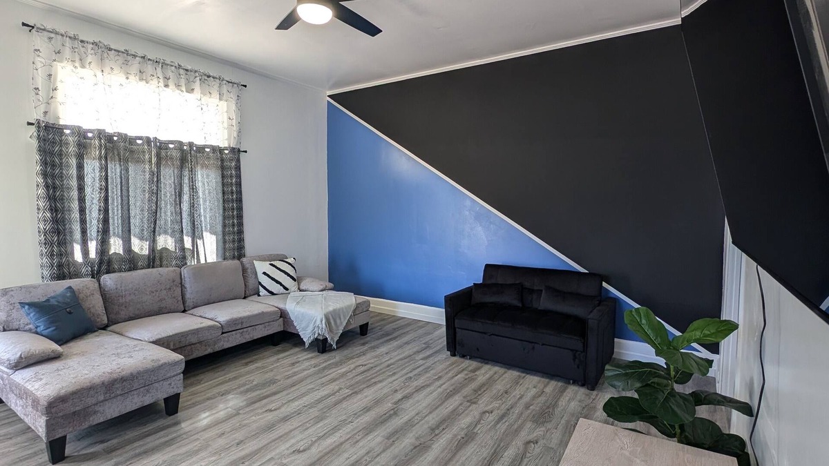 Evansville House | Spacious 6-bedroom house in Evansville