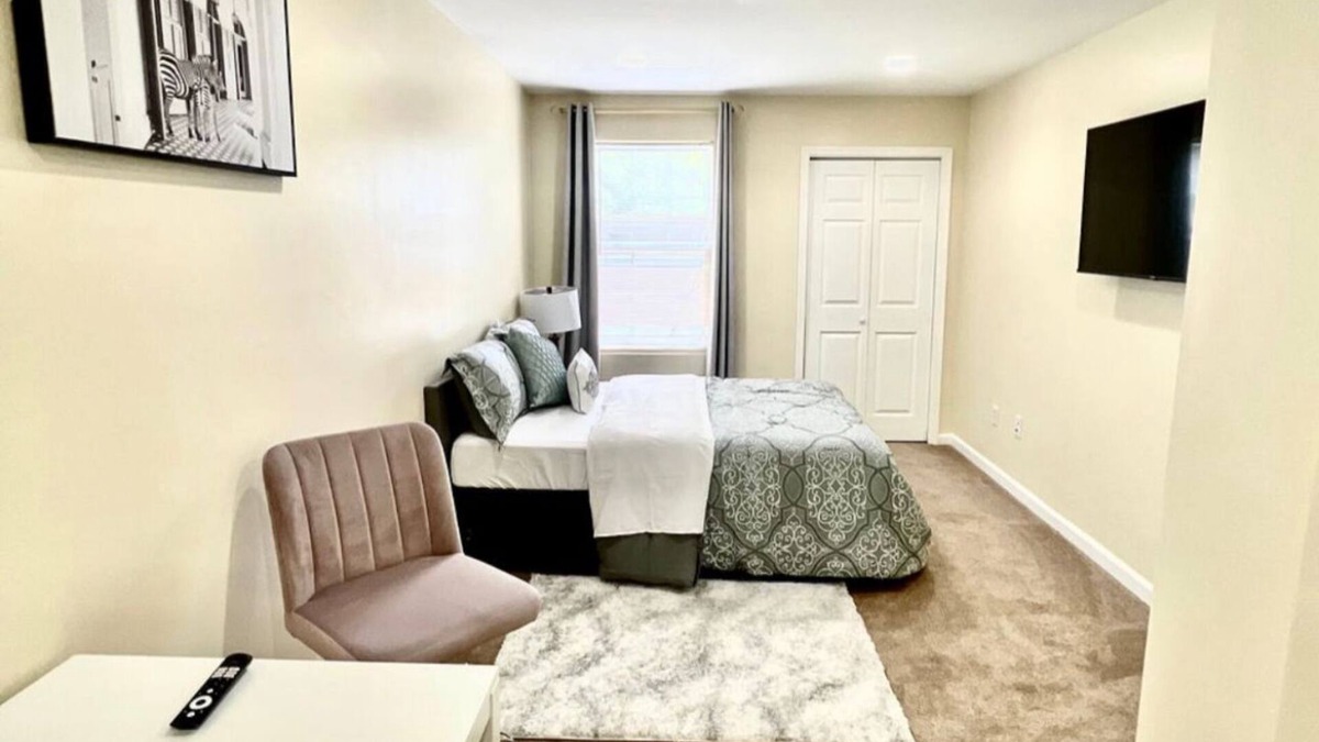 Lower Central NE House | Spacious 6-bedroom house with AC, WiFi in awesome Washington