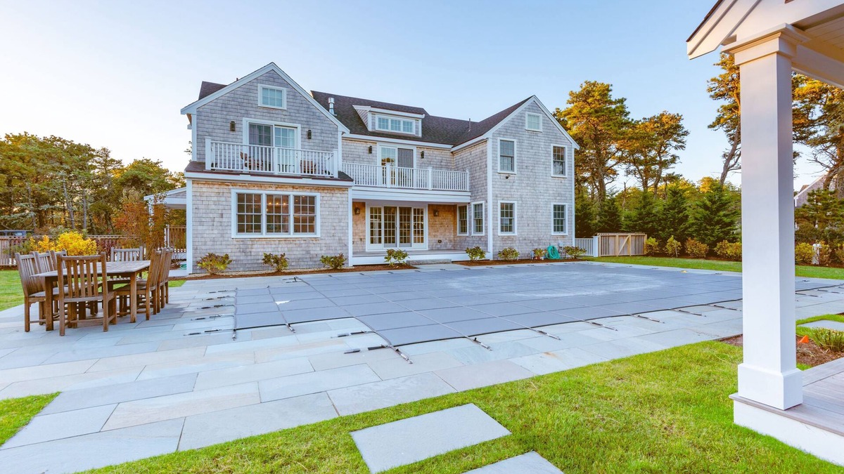 Surfside House | Spacious 6 bedroom home in the Surfside area of beautiful Nantucket.