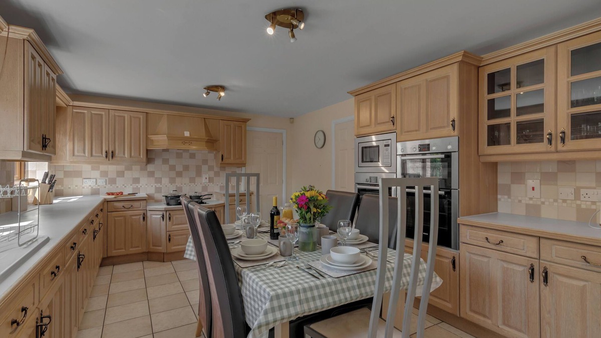 Norwich House | Spacious 6-Bedroom Home | Sleeps 11 | Fast Wi-Fi | Parking | Ideal for Families & Business Groups