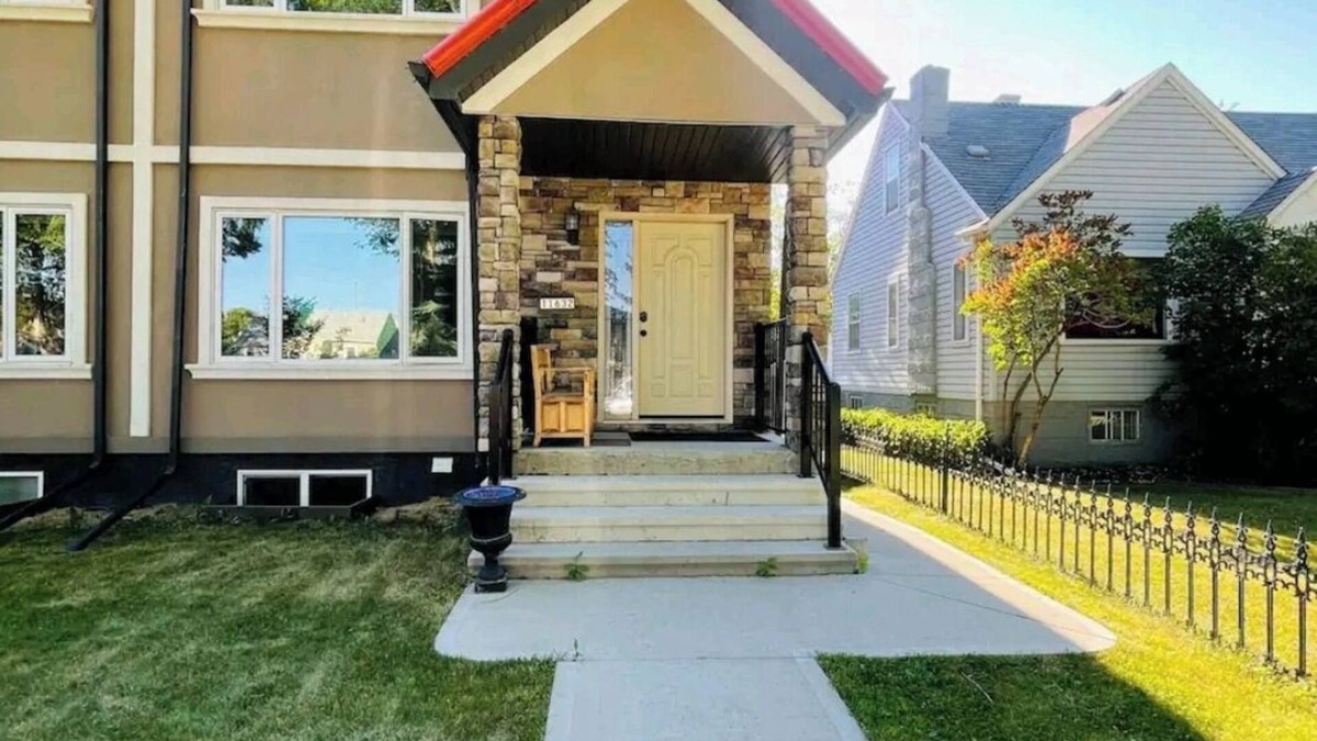 Northwest Edmonton House | Spacious 6-bedroom house in central Edmonton with AC, WiFi, Parking