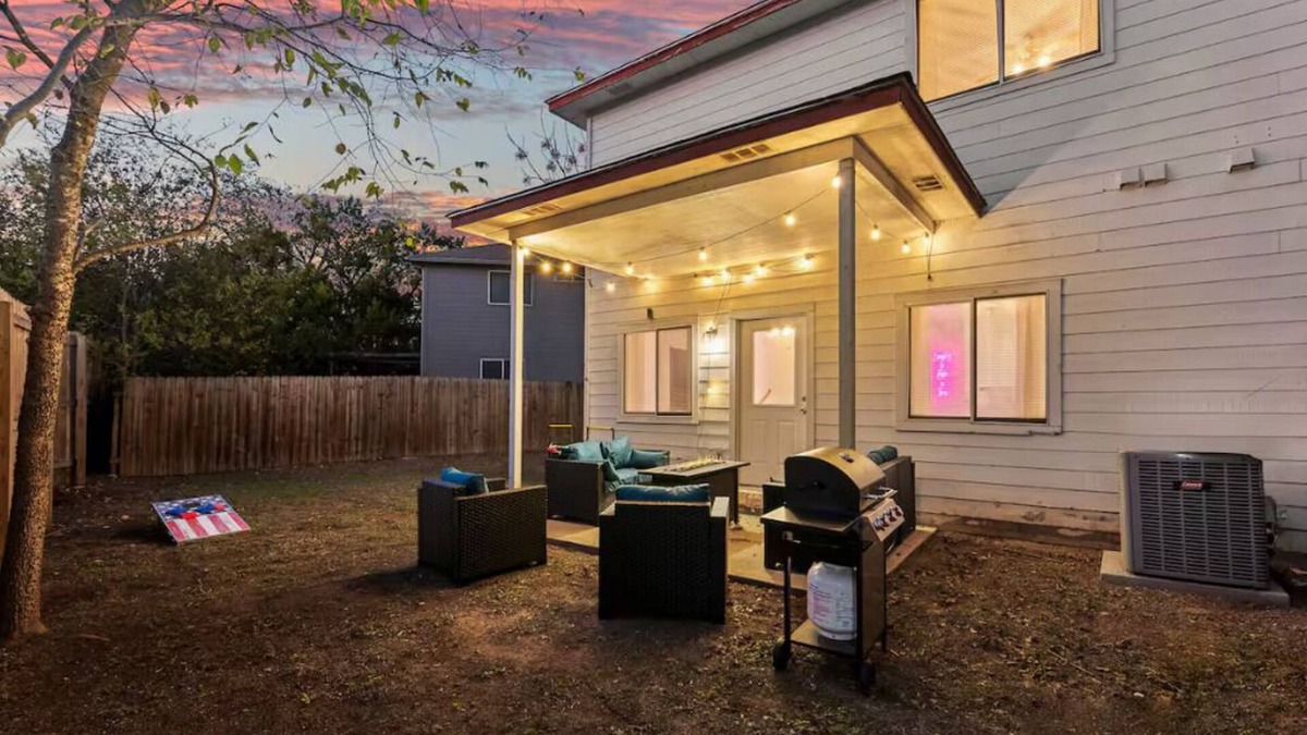 Austin House | Spacious 6-bedroom house with WiFi, Backyard and AC in amazing Austin!