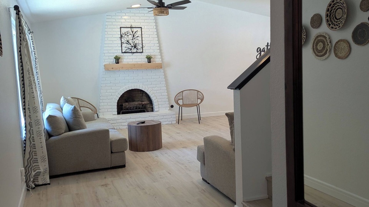 Clovis House | Spacious 6-bedroom house in marvelous Clovis with WiFi, AC