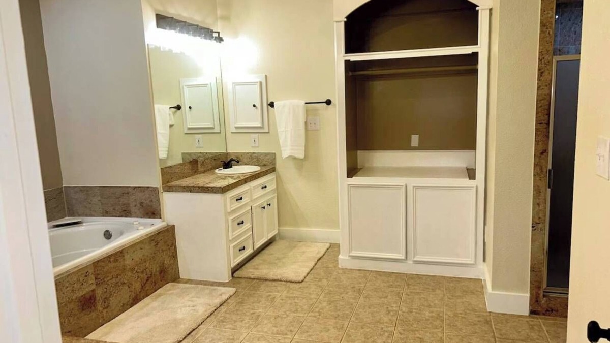 Conroe Apartment | Spacious 6-bedroom house in charming Conroe on a stocked pond