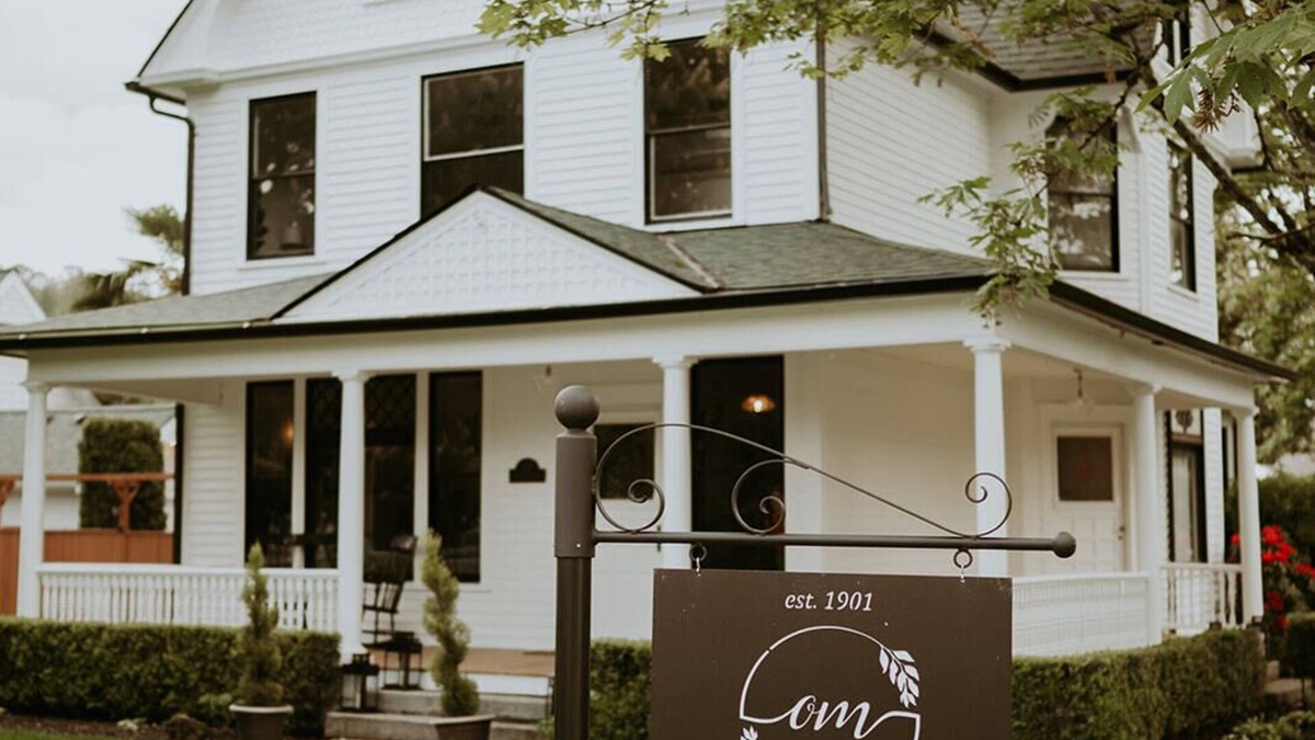 Orting House | Spacious 6-bedroom house, Lush, Charming, and Historic!