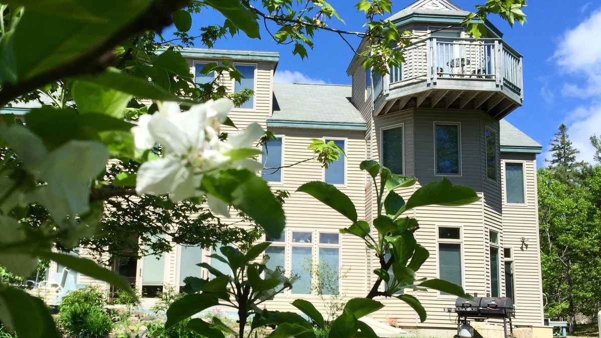 Bar Harbor House | Spacious 6 Bedroom Orchard House close to Acadia and the Shore.