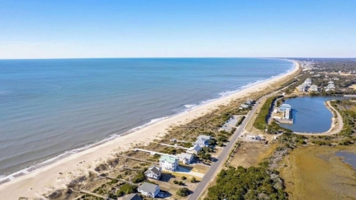 Caswell Beach House | Spacious 6-bedroom Oceanfront home! Pet Friendly! Sleeps 14!