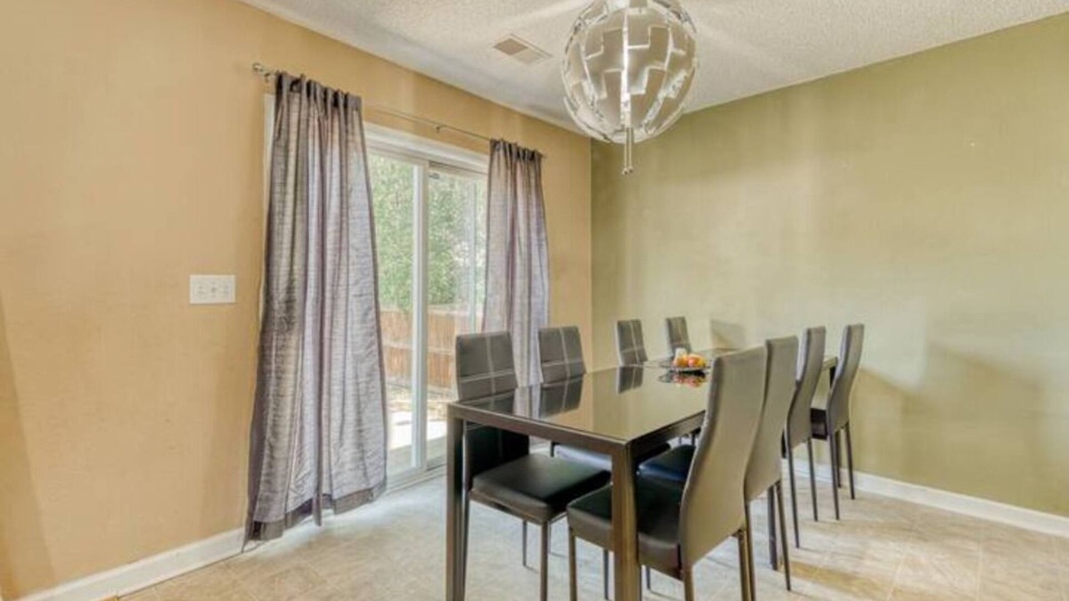 Huntcliff House | Spacious 6-Bedroom Southern Comfort Home for Graduations and Family Situations