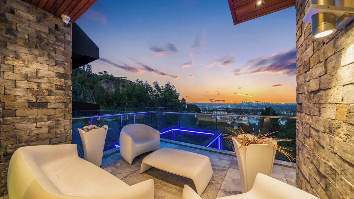 Hollywood Hills West House | Spacious 6-bedroom house in delightful Los Angeles with WiFi, AC, fitness room