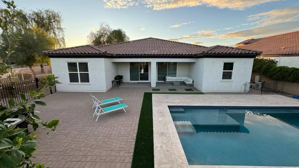 Queen Creek House | Spacious 6-bedroom house with a pool, AC, WiFi in beautiful Queen Creek!
