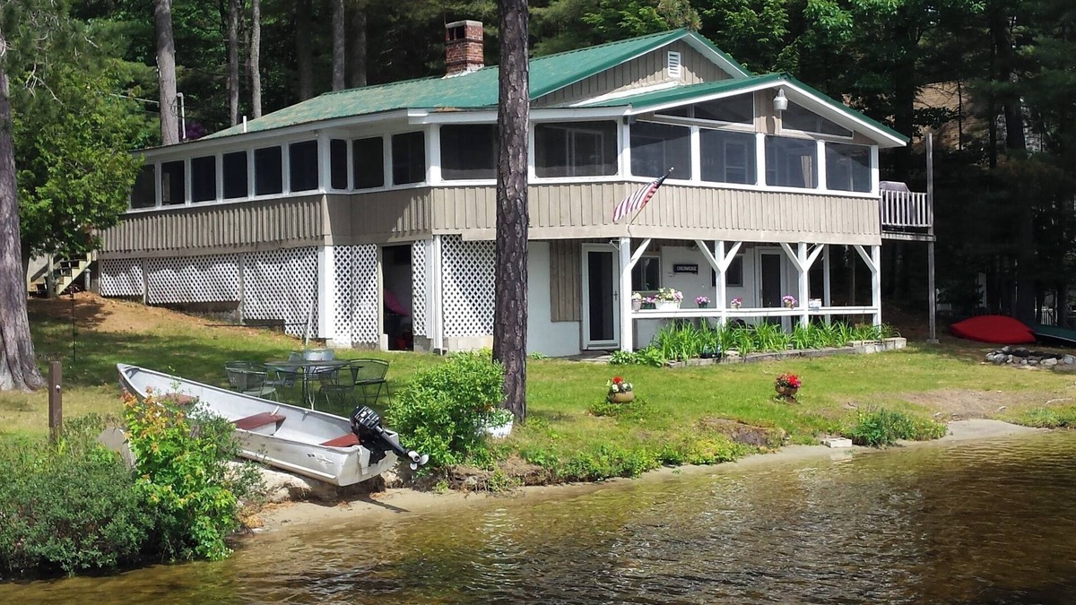 Gray House | Spacious 6-bedroom waterfront home with WiFi, in beautiful Gray.