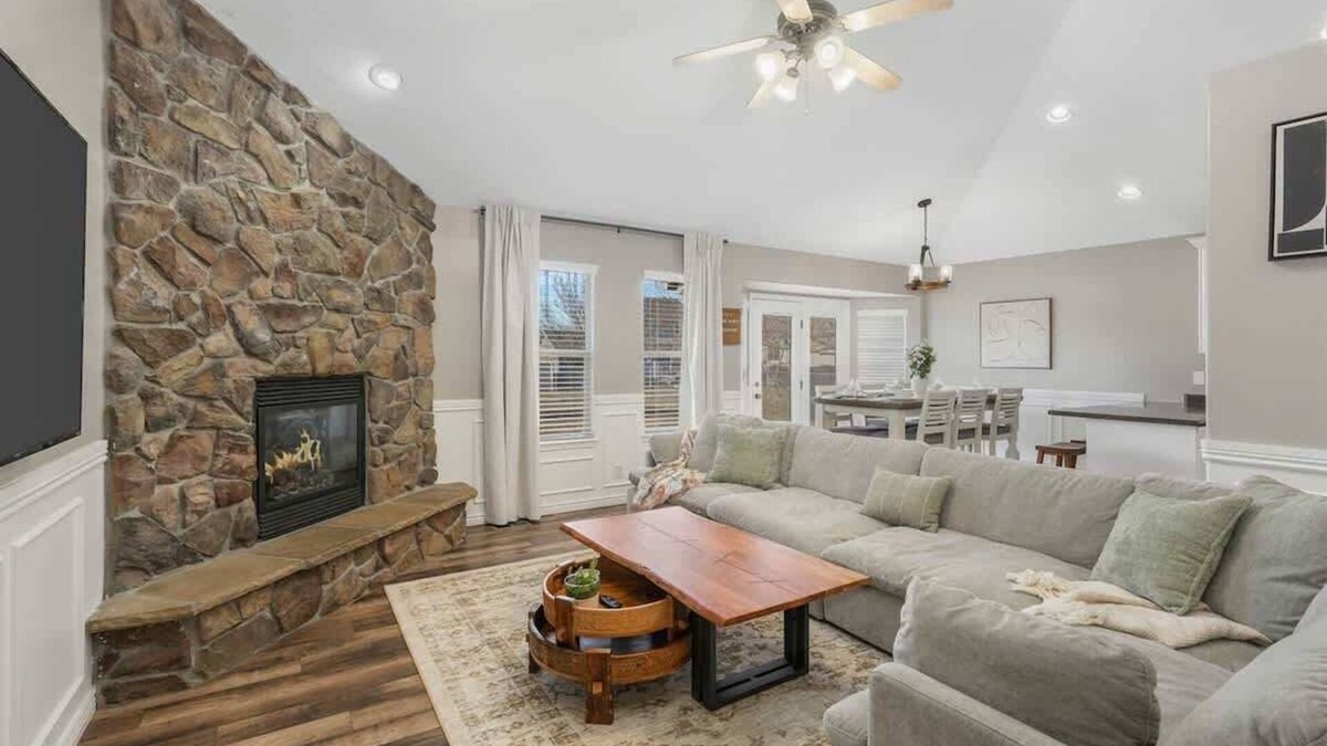 Syracuse House | Spacious 6-BR Entertainment Dream Home Sleeps 20+