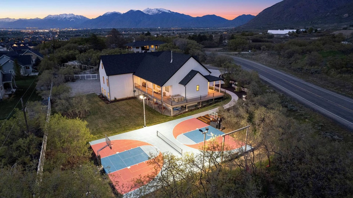 Salem House | Spacious 6000 sqft Retreat with Pickleball Court & Entertainment Galore