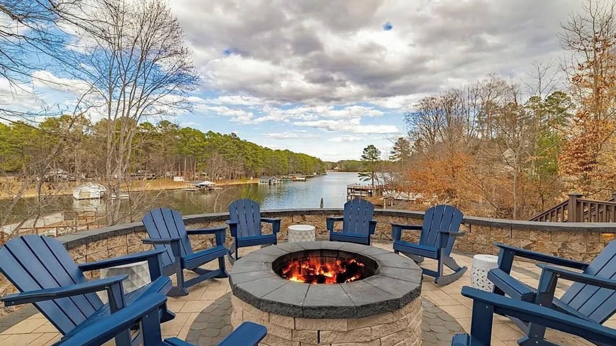 Henrico House | Spacious 6BR house w/dock, kayaks, fire pit, and close to amenities. Sleeps 16.