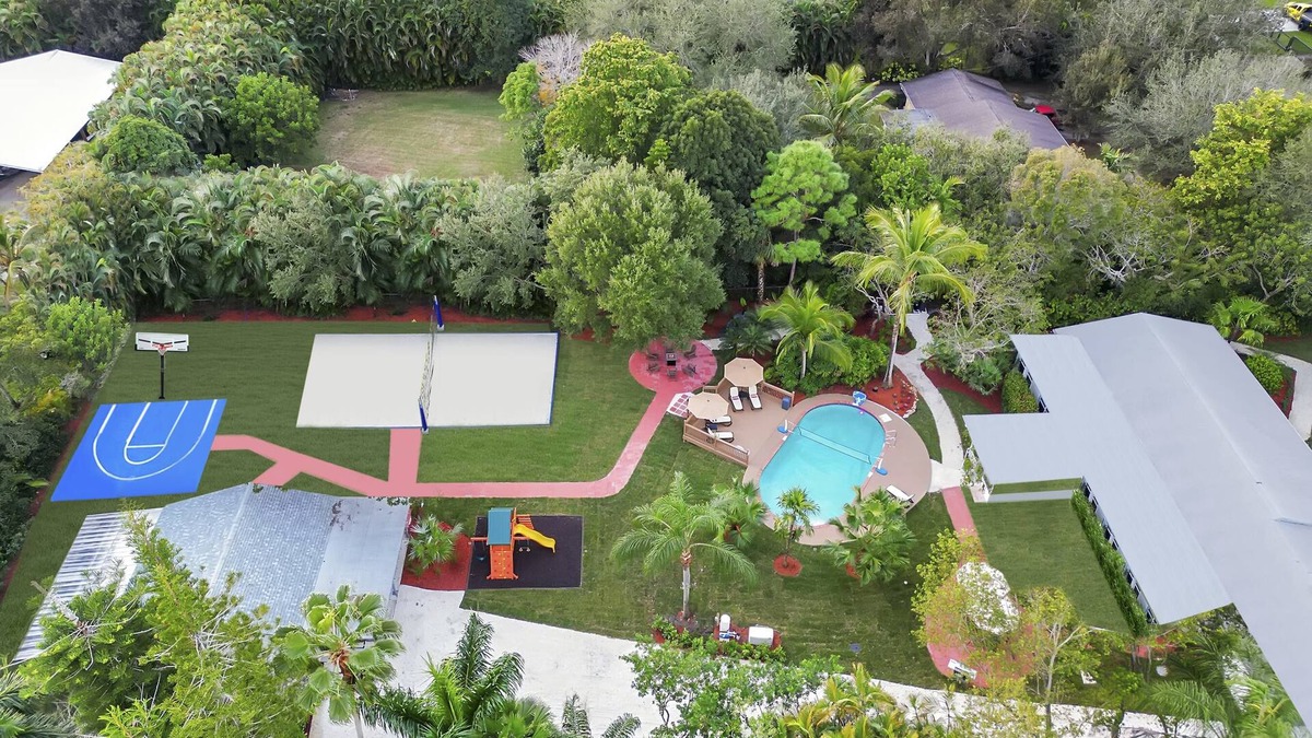 Davie House | Spacious 6BR w/POOL & Tons of Games