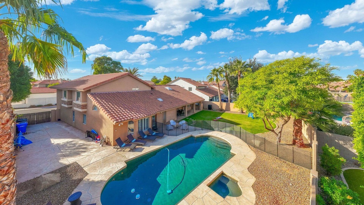 Paradise Park Vista House | SPACIOUS 7 bedroom/4 bath retreat with HEATED POOL & spa