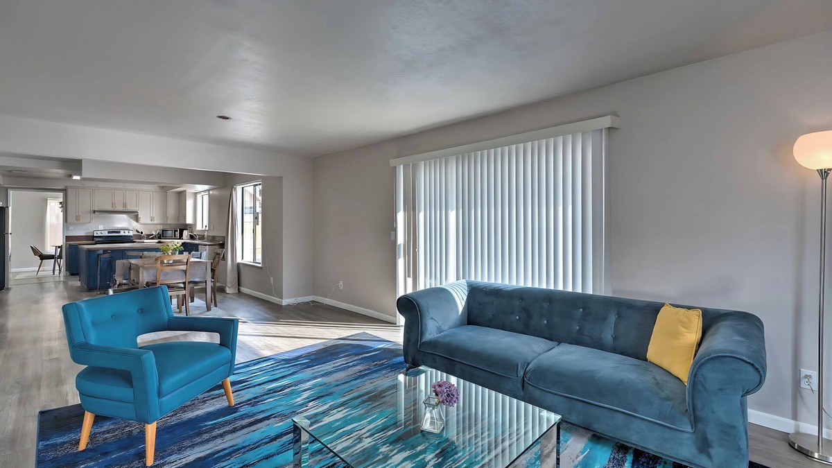 Old North Sacramento House | Spacious 7-bedroom 9 Bed house in serene Sacramento with AC, WiFi, Close to DT