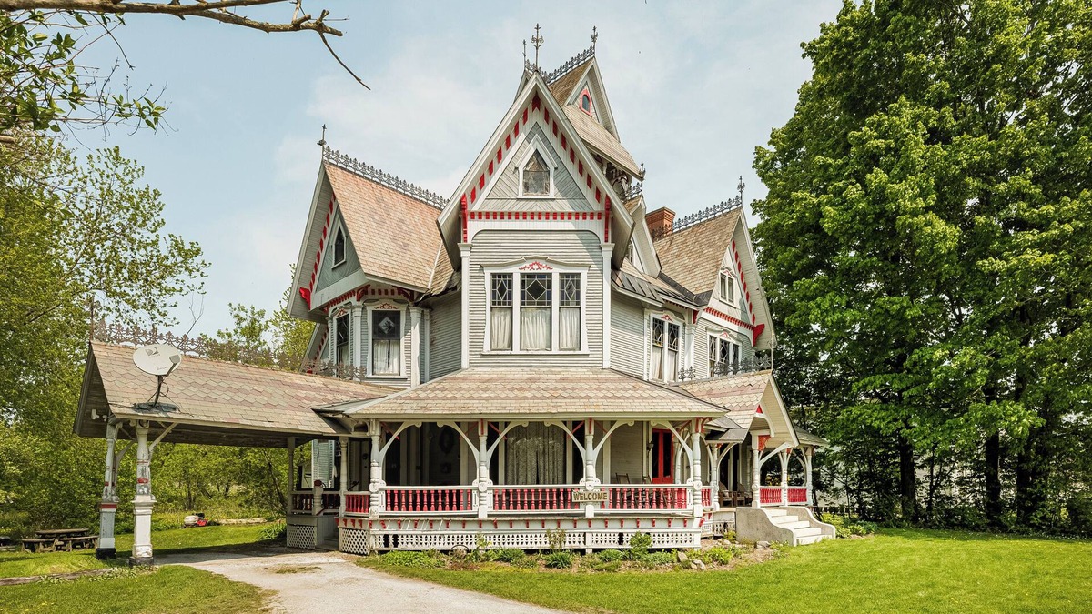 Richford House | Spacious 7-bedroom house. Book your ski trip. Skate across the road in the park.