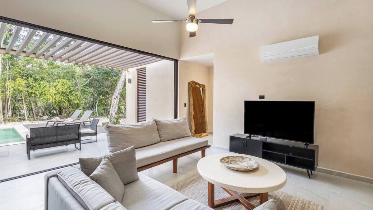 Tankah House | Spacious 7-bedroom house in cool Solidaridad with WiFi, AC, fitness room