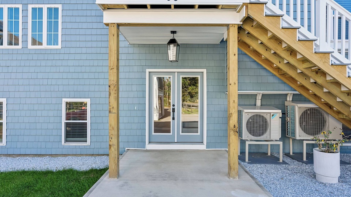 Pine Point House | Spacious 7-bedroom house with WiFi and AC in fabulous Pine Point Scarborough