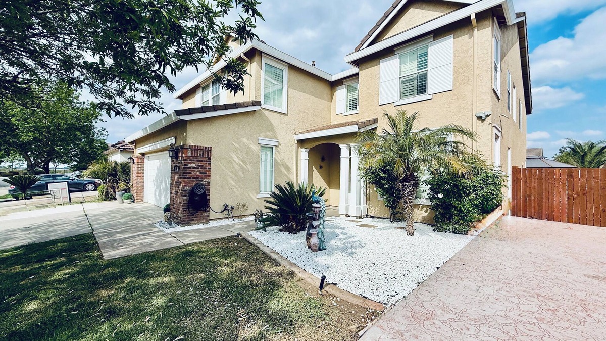 Merced Villa | Spacious 7-bedroom villa in brilliant Merced with WiFi, fitness room, AC