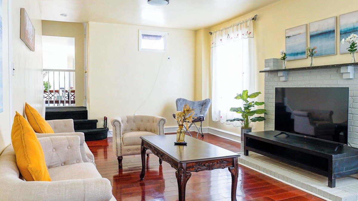 Upper Darby House | Spacious 7-BR Family Retreat in Upper Darby