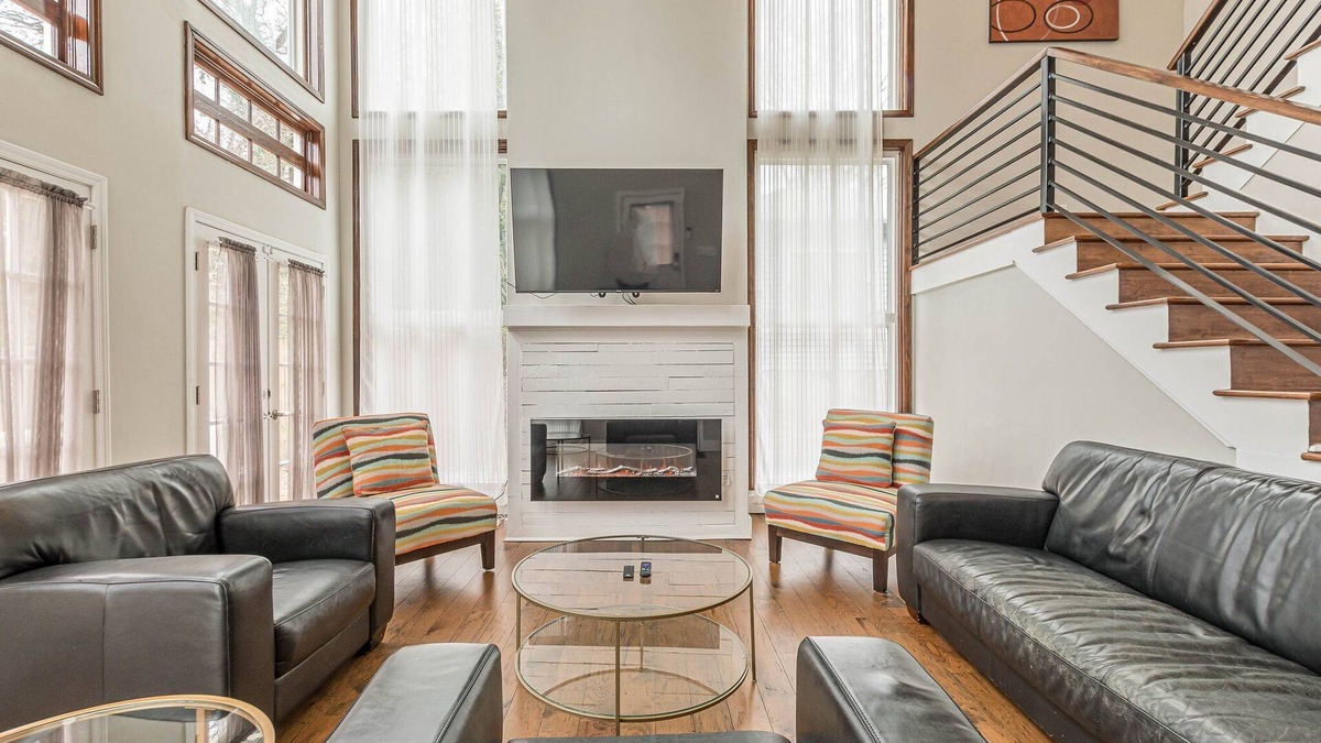 West End House | Spacious 7-BR for 16 people w/driveway