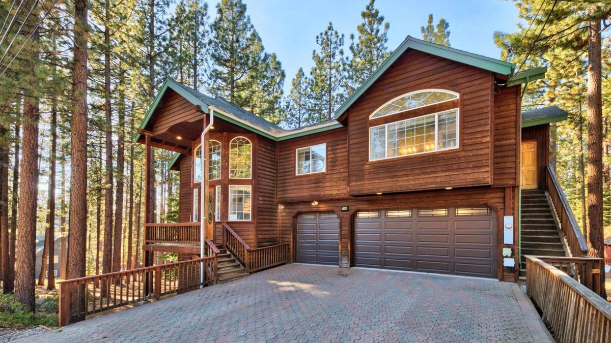 Montgomery Estates Cabin | Spacious 7Br+ Bonus 8th Br, Pool & Foosball Table, 13 Beds, 14 Guests+Kids 5 Years Old and Younger