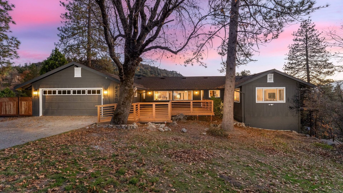 Yosemite Forks House | Spacious 7BR Yosemite Retreat - Hot Tub/Pet-Friendly