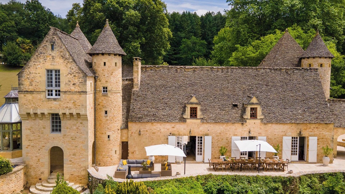 Saint-Cyprien House | Spacious 8-bedroom chateau in charming Saint-Cyprien with pool, bar and gym