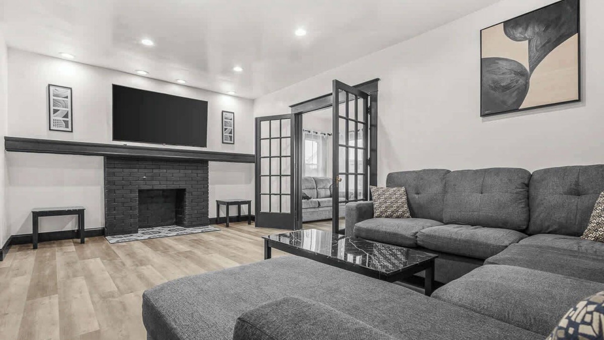 Downtown Niagara Falls House | Spacious 8-bedroom home in Niagara Falls Perfect for groups!
