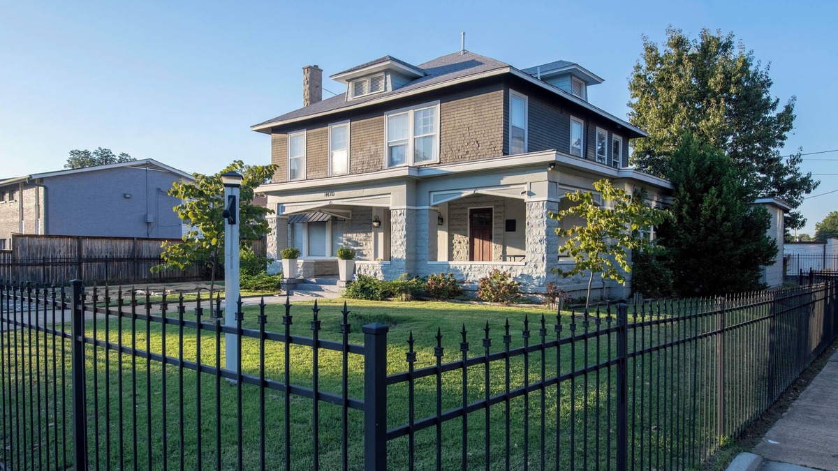 Midtown House | Spacious 8-bedroom house in charming midtown, WiFi, game rooms, fitness center