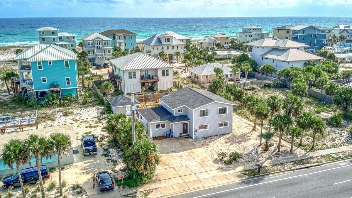 Villa Primera House | Spacious 8 bedroom, 4 bath Home/Sleeps up to 22! Private Pool!