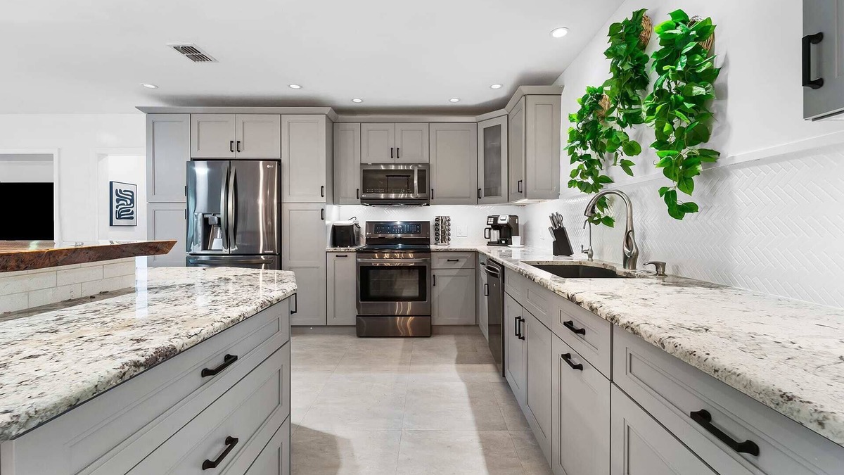Davie Cottage | Spacious 8BR w/Guesthouse + Pool & Tons of Games