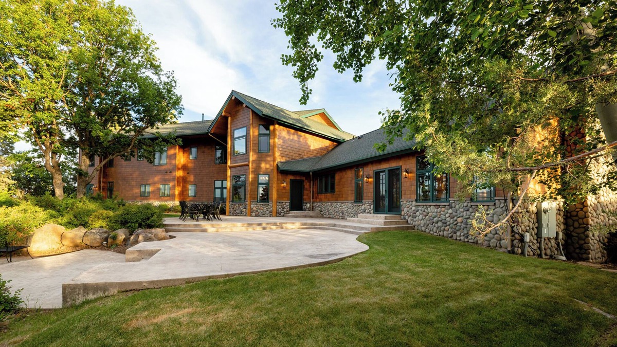 Klamath Falls House | Spacious 9-bedroom house with WiFi, AC in charming Klamath Falls