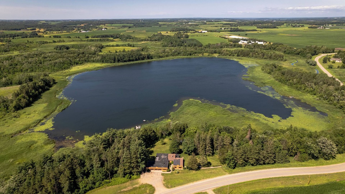 Birchdale Cabin | Spacious 9 Bedroom 6 bath on Private Lake Kayaks, Trails & Wildlife Nearby