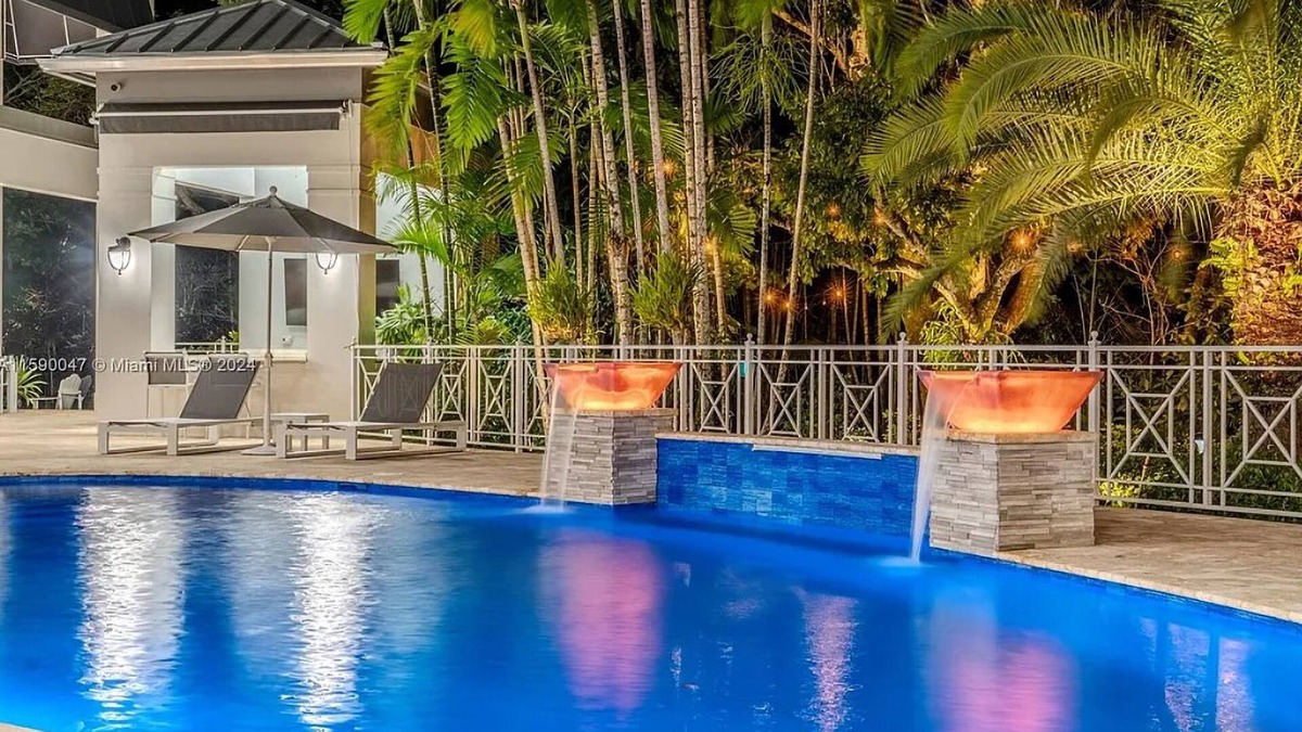 Plantation House | Spacious 9-bedroom house SLEEPS 20!!! Large groups welcome