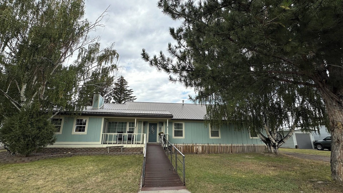 Three Forks House | Spacious 9-bedroom house located in Montana's Favorite small town.