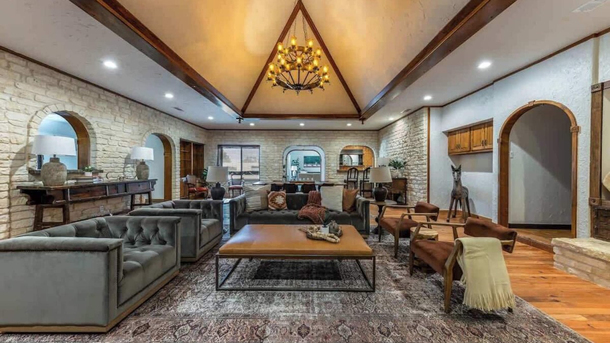 Gonzales House | Spacious 90 Acre Ranch, Ideal for Families, Reunions, Events, Sleeps 13