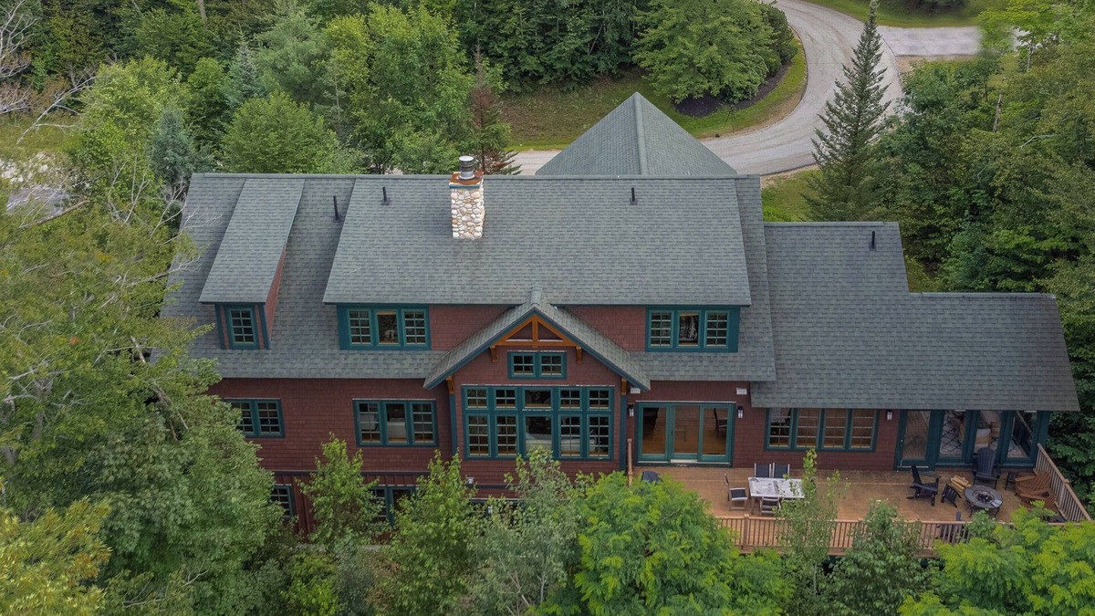 Lincoln House | ✨ Spacious 9BR Retreat | 5.5BA | ⛷ Ski Shuttle | 🐾 Pets | 🎮 Games | 🔥 Fire Pit