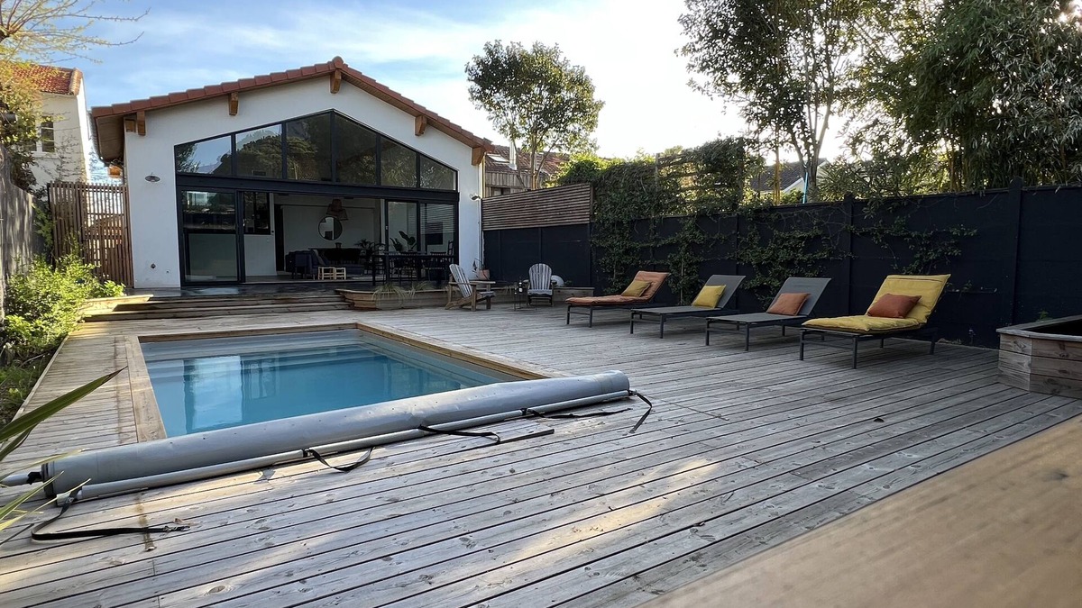 Begles House | Spacious air-conditioned family home with private pool