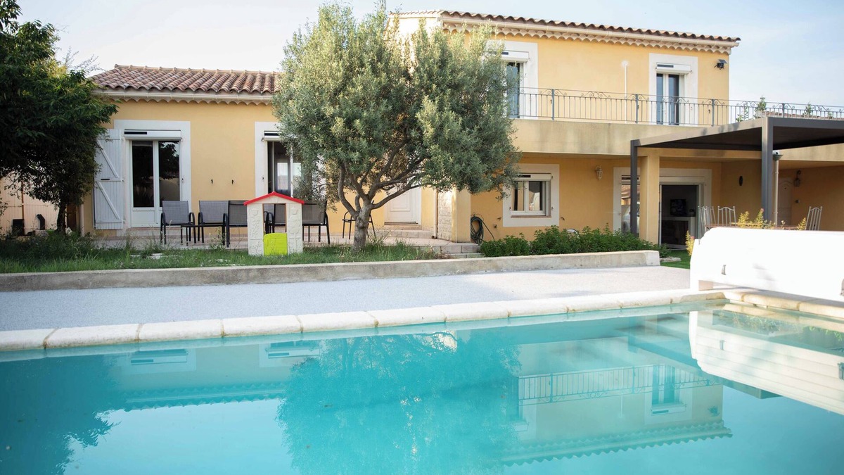 Serignan-du-Comtat Villa | Spacious air-conditioned villa with pool on enclosed garden for 8 to 10 people.
