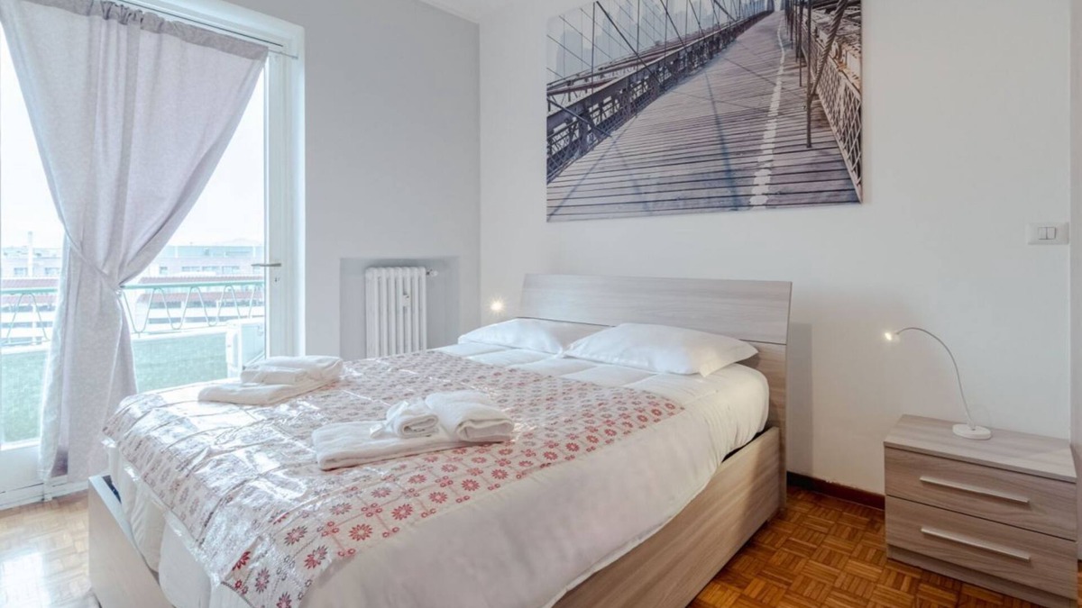 Cenisia Apartment | Spacious and bright apartment of 120 sqm for 6 people, located on the sixth floor with elevator (not suitable for disabled people). The accommodation has a balcony with views of the Cenisia district, a quiet and well-connected residential area. The accom
