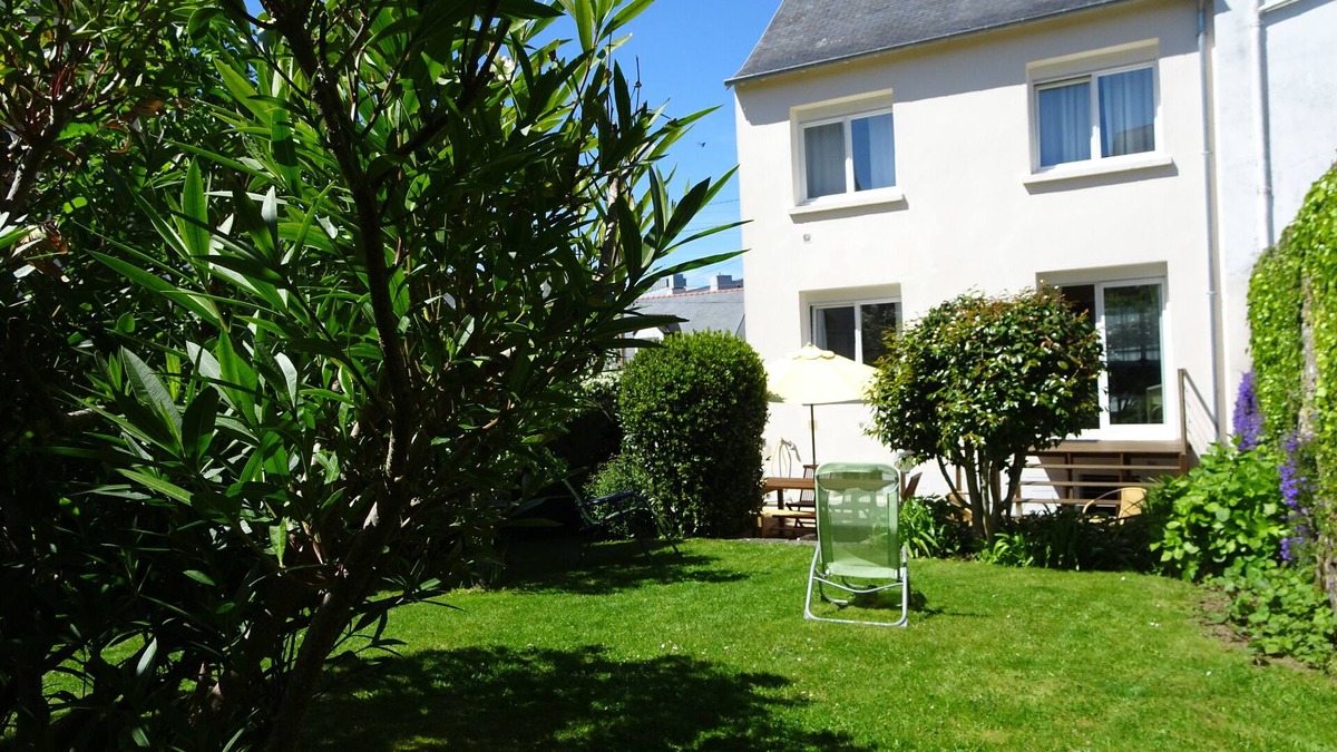 Treboul House | Spacious and bright house 3* enclosed garden parking 200m beach, thalasso, GR 34