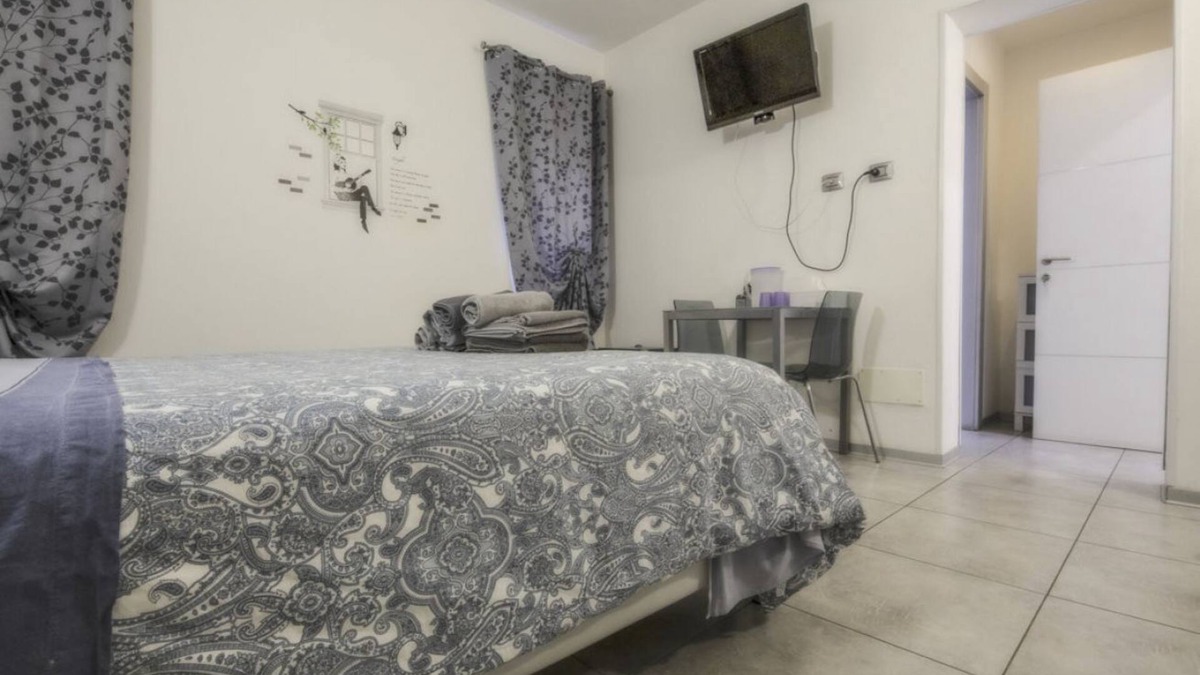 Porotto House | Spacious and bright gray room in country setting with pool